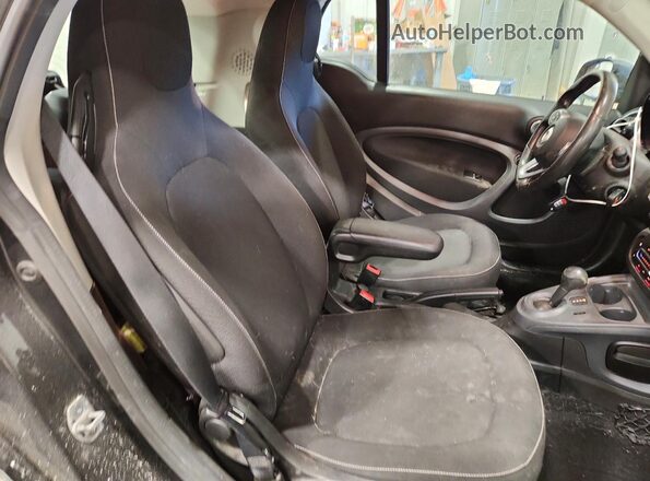 WMEFJ9BA7HK226779 2017 SMART FORTWO Red Vista de los asientos traseros