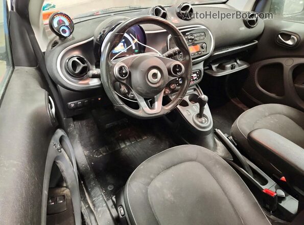 WMEFJ9BA7HK226779 2017 SMART FORTWO Red Vista del salpicadero