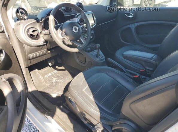 WMEFJ9BAXJK280924 2018 SMART FORTWO White Առջևի վահանակի տեսք