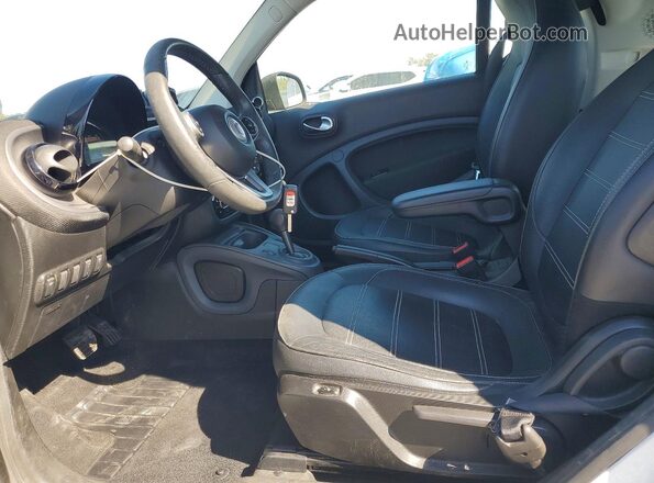 WMEFJ9BAXJK280924 2018 SMART FORTWO White Սալոնի դիմացի տեսք
