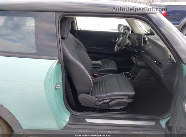 WMW13GD01S2W58476 2025 MINI HARDTOP Light Blue Вид салона спереди