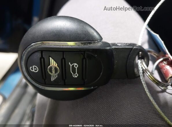 WMZYT5C32H3D80646 2017 MINI COUNTRYMAN Blue Dashboard view