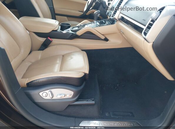 WP1AA2A28JKA00958 2018 PORSCHE CAYENNE Бордовый Вид салона спереди