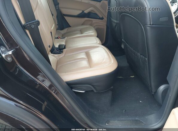 WP1AA2A28JKA00958 2018 PORSCHE CAYENNE Бордовый Вид наклейки с VIN-кодом