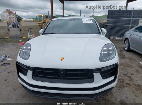 WP1AA2A52PLB21174 2023 PORSCHE MACAN White Widok wnętrza z tyłu