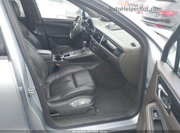 WP1AA2A53LLB13367 2020 PORSCHE MACAN Серебряный Вид салона спереди