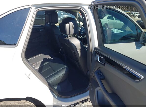 WP1AA2A55TLB04010 2026 PORSCHE MACAN White Вид наклейки з VIN-кодом