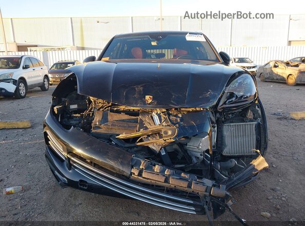 WP1AA2AY6LDA10495 2020 PORSCHE CAYENNE Black Widok wnętrza z tyłu