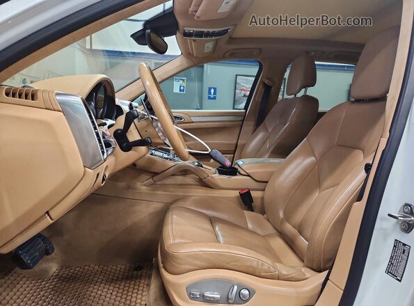 WP1AD2A22GLA71440 2016 PORSCHE CAYENNE White Вид салону спереду