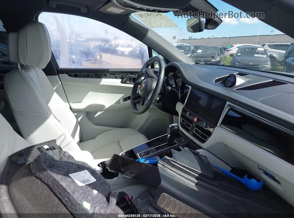 WP1AG2A52PLB37163 2023 PORSCHE MACAN Серебряный Вид салона спереди