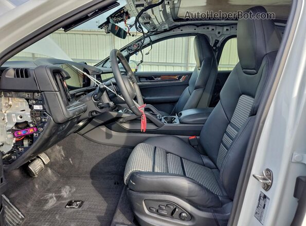 WP1BG2AY5SDA43330 2025 PORSCHE CAYENNE White წინა სალონის ხედი