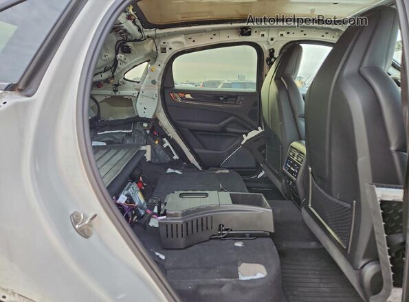 WP1BG2AY5SDA43330 2025 PORSCHE CAYENNE White უკანა სალონის ხედი