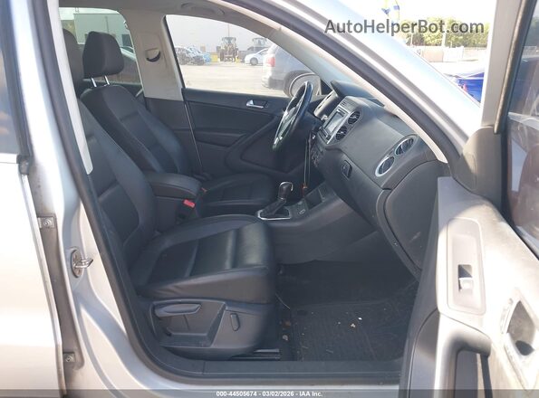 WVGAV7AX1GW606842 2016 VOLKSWAGEN TIGUAN Silver Вид салону спереду