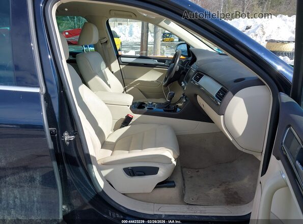 WVGEF7BP0HD004007 2017 VOLKSWAGEN TOUAREG Dark Blue Вид салона спереди