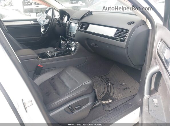 WVGEF7BP0HD005299 2017 VOLKSWAGEN TOUAREG White Front interior view