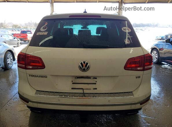 WVGRF7BP6HD003249 2017 VOLKSWAGEN TOUAREG White Widok z tyłu