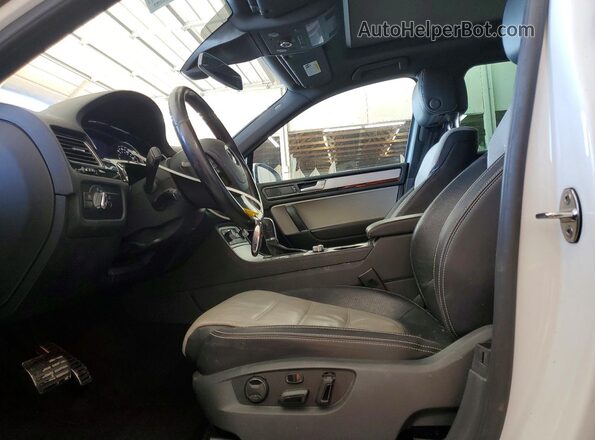WVGRF7BP6HD003249 2017 VOLKSWAGEN TOUAREG White Widok wnętrza z przodu