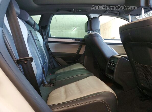 WVGRF7BP6HD003249 2017 VOLKSWAGEN TOUAREG White Widok wnętrza z tyłu