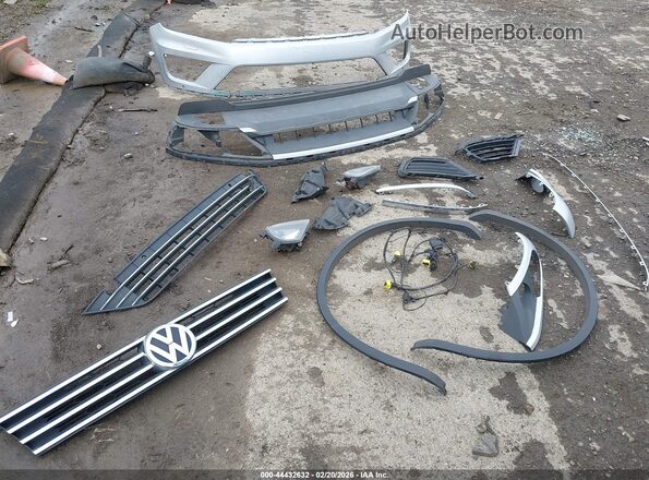 WVGRF7BPXHD004467 2017 VOLKSWAGEN TOUAREG Silver Widok zestawu wskaźników