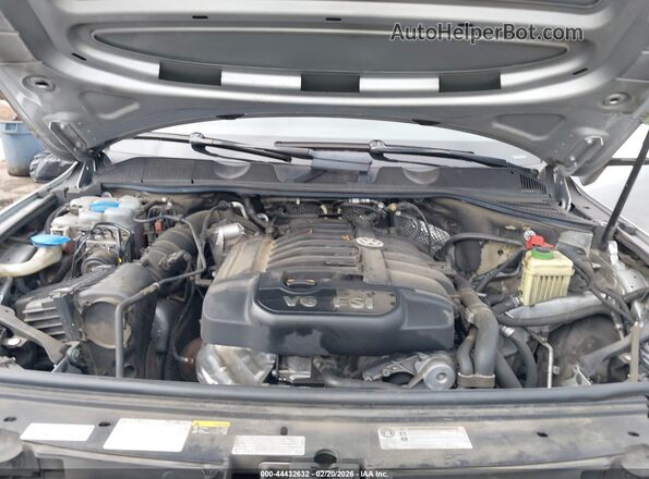 WVGRF7BPXHD004467 2017 VOLKSWAGEN TOUAREG Silver Widok z tyłu