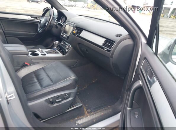 WVGRF7BPXHD004467 2017 VOLKSWAGEN TOUAREG Silver Widok wnętrza z przodu