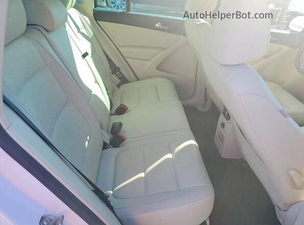 WVGRV7AX3HK019232 2017 VOLKSWAGEN TIGUAN White Вид задньої частини салону