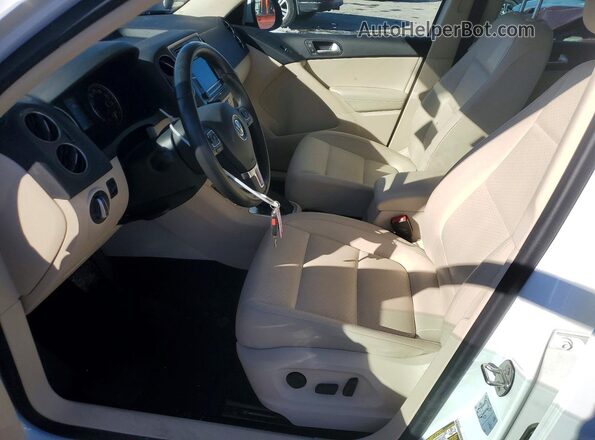 WVGRV7AX3HK019232 2017 VOLKSWAGEN TIGUAN White Вид салону спереду