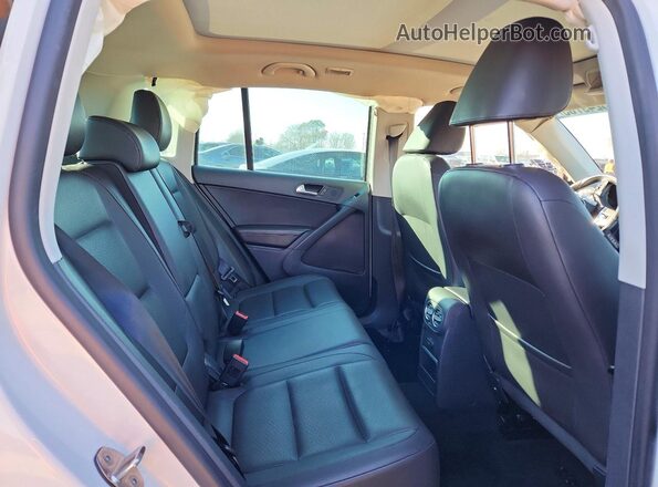WVGSV7AX4HK009746 2017 VOLKSWAGEN TIGUAN Белый Вид задней части салона