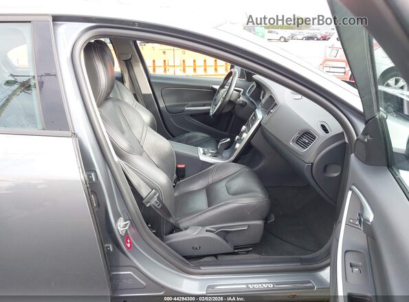 YV126MFL8H2437156 2017 VOLVO S60 Gray Front interior view