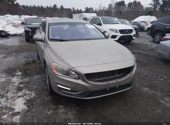 YV1612TK7G2392452 2016 VOLVO S60 Tan Vista del cuadro de instrumentos