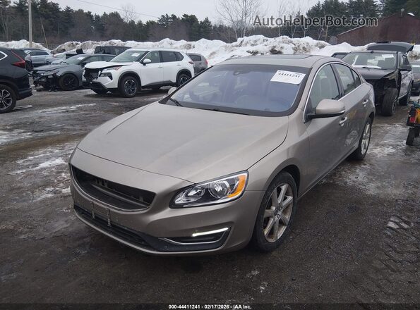 YV1612TK7G2392452 2016 VOLVO S60 Tan Vista tres cuartos delantera izquierda