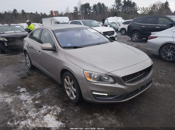 YV1612TK7G2392452 2016 VOLVO S60 Tan Vista interior trasera