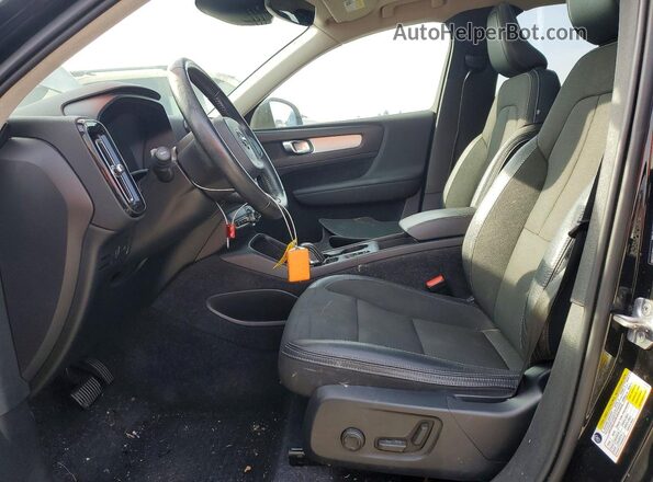 YV4162UK8L2267483 2020 VOLVO XC40 Black Front interior view