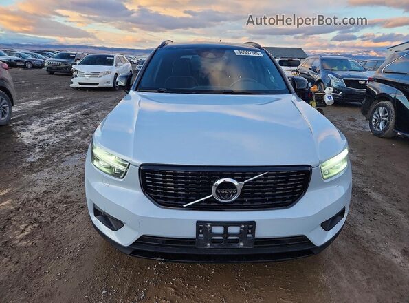 YV4162UM2M2525242 2021 VOLVO XC40 Gray Вид спереду