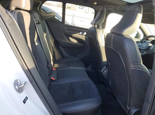 YV4162UM3N2788776 2022 VOLVO XC40 White Rear interior view