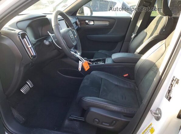 YV4162UM3N2788776 2022 VOLVO XC40 White Front interior view