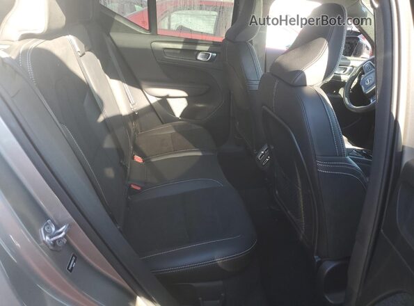 YV4162UM5N2647322 2022 VOLVO XC40 Gray Vista interior trasera