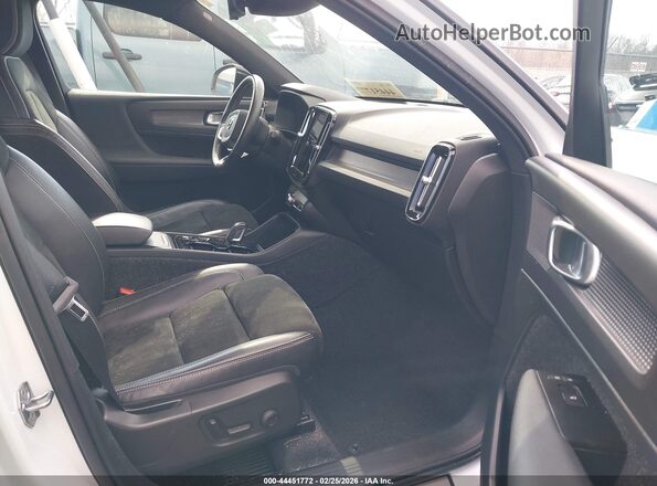 YV4162UM6M2539824 2021 VOLVO XC40 White 