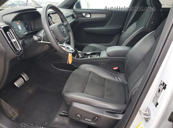 YV4162UM6M2595553 2021 VOLVO XC40 White Widok wnętrza z przodu