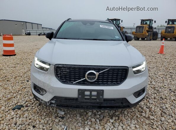 YV4162UM6M2595553 2021 VOLVO XC40 White Widok z przodu