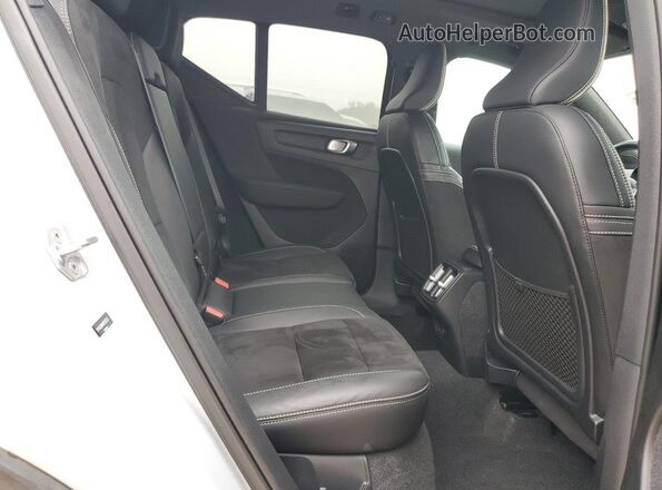 YV4162UM6M2595553 2021 VOLVO XC40 White Widok wnętrza z tyłu