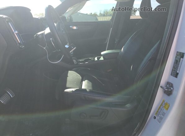 YV4162UM7L2183690 2020 VOLVO XC40 White Вид салону спереду