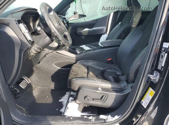 YV4162UM8M2441071 2021 VOLVO XC40 Black Widok wnętrza z przodu