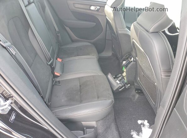 YV4162UM8M2441071 2021 VOLVO XC40 Black Widok wnętrza z tyłu