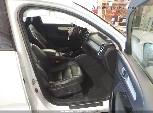 YV4162XZ6K2010524 2019 VOLVO XC40 Белый Вид салона спереди