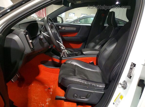 YV4162XZ8K2003400 2019 VOLVO XC40 Белый Вид салона спереди