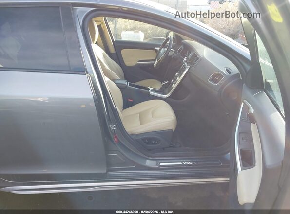 YV440MWKXH1040235 2017 VOLVO V60 CROSS COUNTRY Silver Front interior view