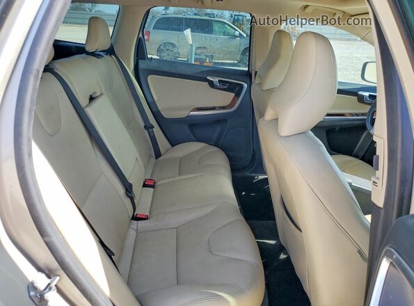 YV449MRU1H2017438 2017 VOLVO XC60 Желто-коричневый Вид задней части салона