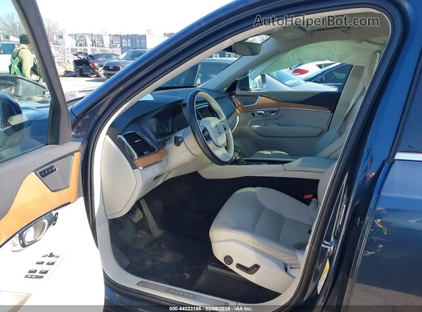 YV4A22PK2N1805658 2022 VOLVO XC90 Blue Front interior view