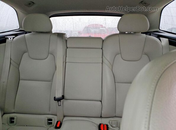 YV4A22RKXJ1010994 2018 VOLVO XC60 White Widok tylnych siedzeń